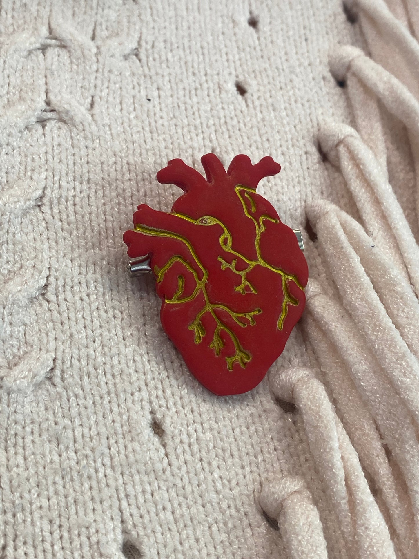 BROCHE CORAZON ANATÓMICO