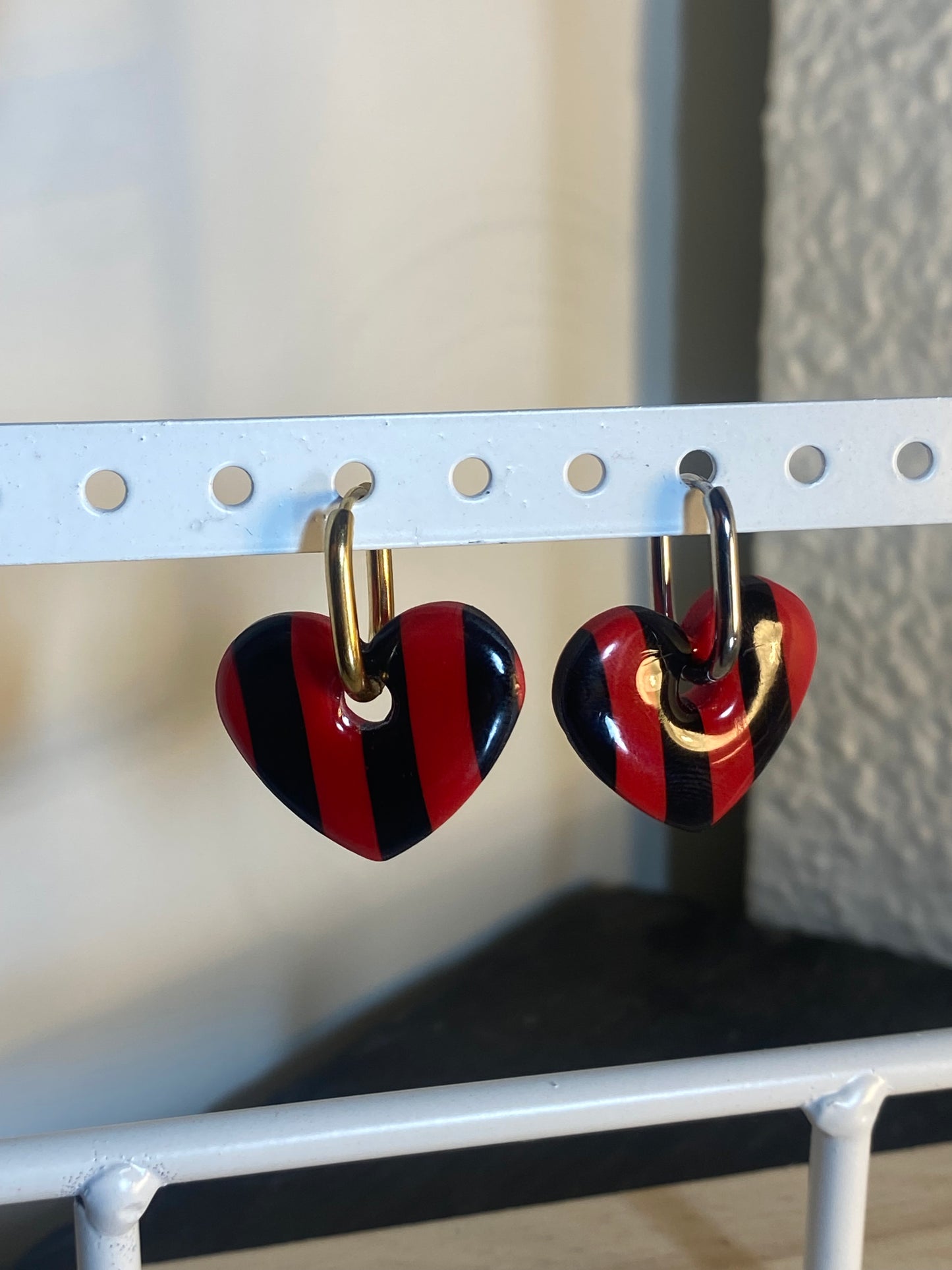 CHARM CORAZÓN RAYADO