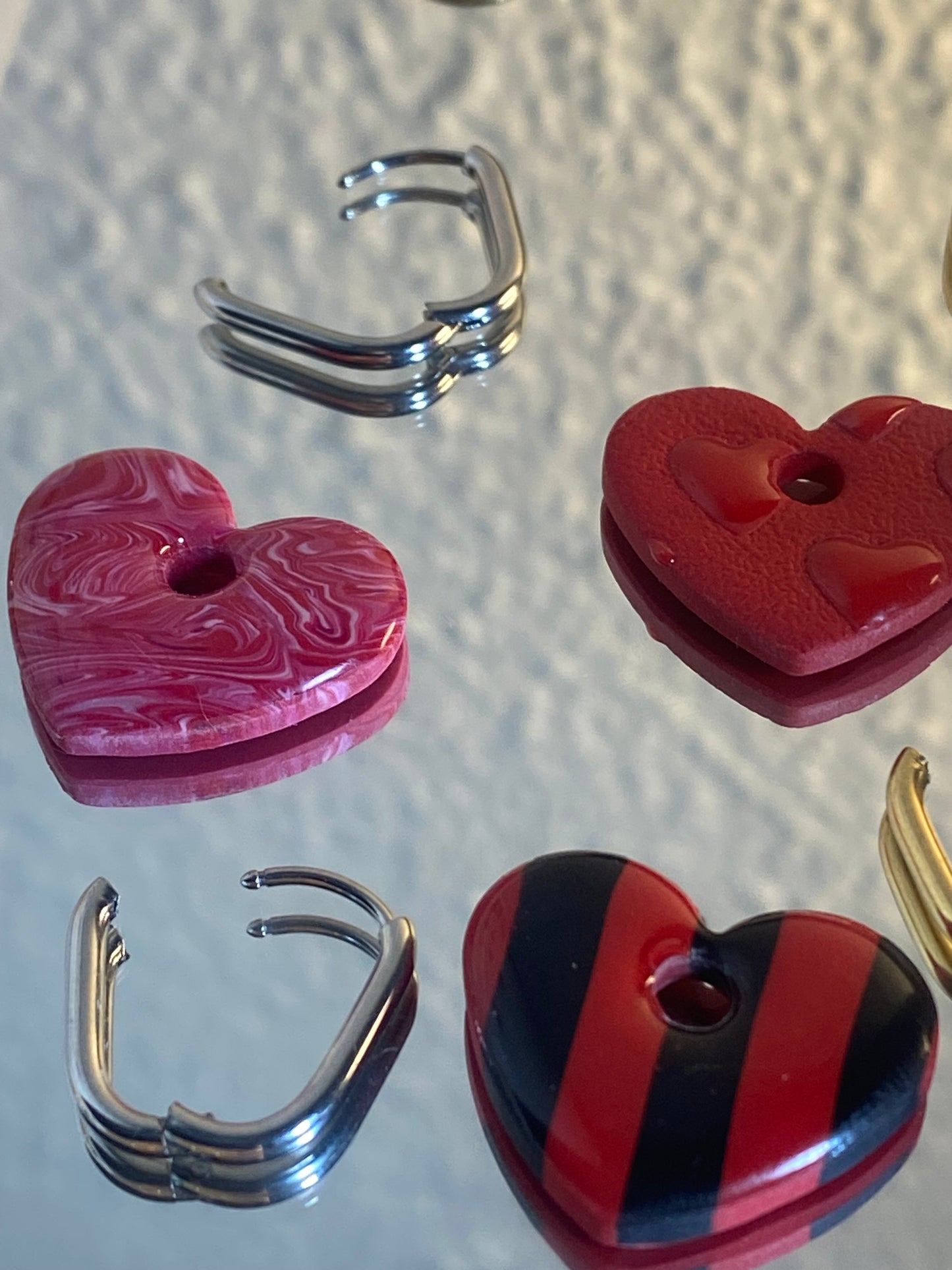 CHARM CORAZÓN RAYADO